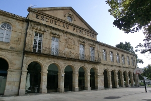 Debajo de las Antiguas Escuelas, en el arkupe, hubo un frontón